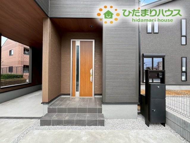 熊谷市万平町　第3　新築一戸建て　リーブルガーデン　01のエントランス|高級感漂う玄関ポーチは、訪れる人を優しく迎え入れてくれます！
屋根があるため、雨の日のお出かけや帰宅時も濡れる心配がなく安心です♪