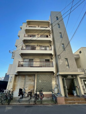 【外観】 | 日商コーポラス | エレベーターがないため階段の昇り降りが必須なこの物件は、運動習慣のない方にこそおすすめ！その分コンビニやスーパーが近く、豊富にありますよ。2024年12月にリフォーム歴があり室内も綺麗です。