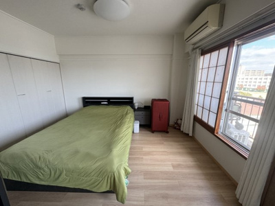 【洋室】 | 日商コーポラス | 大きな窓からたっぷり光を取り込む洋室。東向きなので朝方のあなたにぴったり。気持ちよく一日をスタートできます。