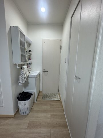 【洗面所】 | 日商コーポラス | LDKの一角に洗面台が設置されています。トイレ・浴室とまとまりのある配置。