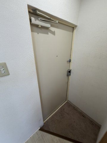 マンション平和の玄関