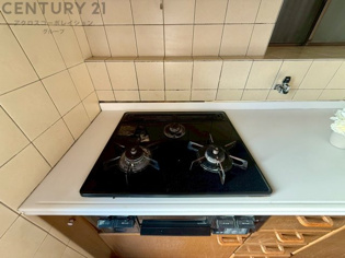 多数の調理器具を同時に使用でき、料理の効率化が可能。省エネで節約になり、様々な料理スタイルに適応できます。また、火力調整が独立しており、手入れや掃除もしやすく、今よりもっとお料理が楽しくなるかも。