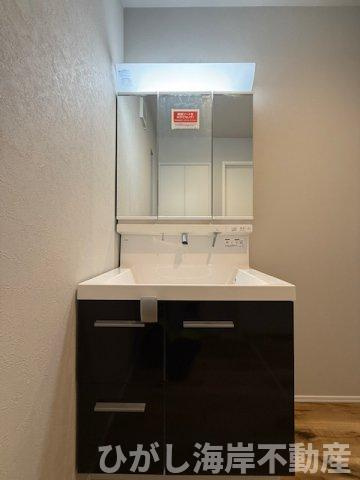茅ヶ崎市柳島1丁目　新築未入居戸建　全12区画の独立洗面台|三面鏡化粧台