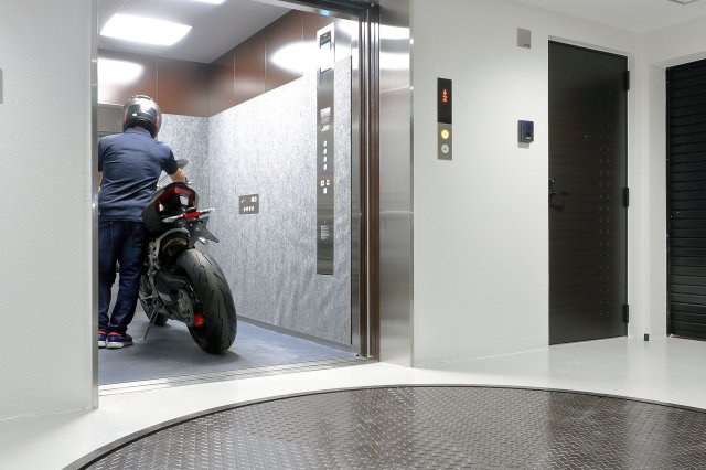 Living with Motoのエントランス