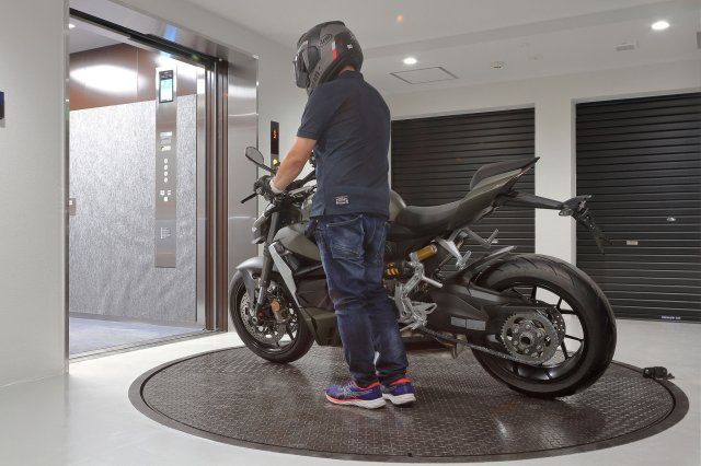 Living with Motoのロビー