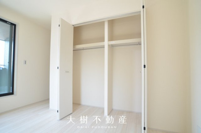 【洋室】 | 海老名市国分寺台5丁目  新築戸建て　全1棟【仲介手数料無料】 | 2階　洋室1（7.5帖）クローゼット