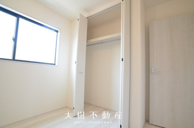 【洋室】 | 海老名市国分寺台5丁目  新築戸建て　全1棟【仲介手数料無料】 | 2階　洋室2（5.34帖）クローゼット