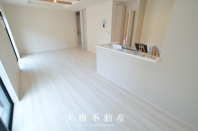 【居間・リビング】 | 海老名市国分寺台5丁目  新築戸建て　全1棟【仲介手数料無料】