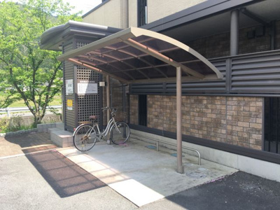 【その他共用部分】 | セジュールモナリエ篠山 | 屋根付き駐輪場付きなので自転車の置き場に困りません☆