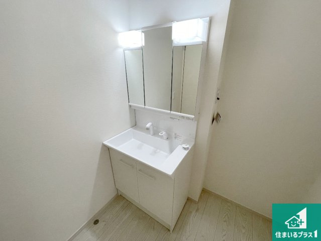 尼崎市塚口町　第2期　新築一戸建ての独立洗面台|清潔感のある洗面台です。フラットな鏡は掃除がしやすく毎日清潔！鏡裏には収納があるのでスッキリとした洗面台が保てます。