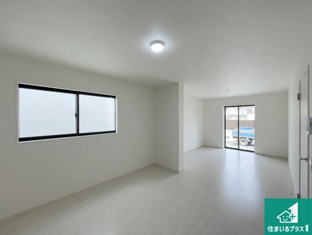 尼崎市塚口町　第2期　新築一戸建ての居間・リビング|日当たり良好の明るいリビングで朝の目覚めもスッキリできそう！対面キッチンでご家族のコミュニケーションも自然と増える設計！小さなお子様が遊ぶスペースを作っても広々とくつろげるLDK！