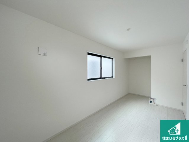 尼崎市塚口町　第2期　新築一戸建ての洋室|シンプルな洋室は、自分好みのインテリアが楽しめます♪ご家族とインテリアや家具を選びに行くのは新築購入時の醍醐味の一つです。ぜひお楽しみください♪