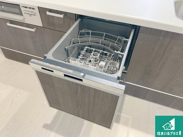 尼崎市塚口町　第2期　新築一戸建ての設備|食事後の一仕事、食器洗いをボタン一つでお任せできちゃいます！場所を取らないビルトイン式なので、お料理スペースもしっかり確保！