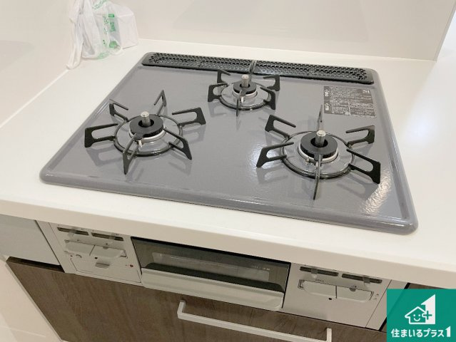 尼崎市塚口町　第2期　新築一戸建ての設備|ダブル高火力Ｓｉセンサー付きコンロ！３口あるので、まとめて料理をする時も大活躍！