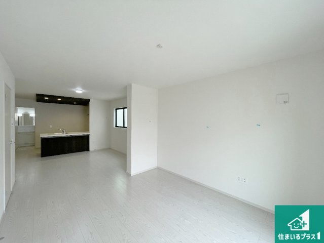 尼崎市塚口町　第2期　新築一戸建ての居間・リビング|シンプルなリビングは、観葉植物等のインテリアを楽しめますね！パパ好みにも、ママ好みにも家具次第で雰囲気を変えることができます！