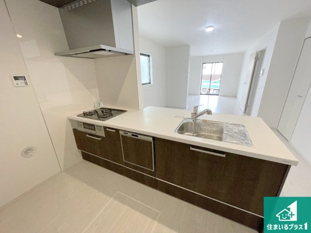 尼崎市塚口町　第2期　新築一戸建てのキッチン|リビングと統一感があり、使い勝手のいいキッチン。広々としているので、二人並んで作業が出来ちゃいます。お子様と一緒に色々なお料理に挑戦できるスペースがあります。