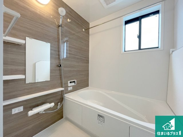 尼崎市塚口町　第2期　新築一戸建ての浴室|足をゆったり伸ばして寛げる浴槽です。窓が設けられていますので差し込む光が明るく穏やかな雰囲気にしてくれます♪浴室乾燥機も設置しているので、雨の日の洗濯物も安心です♪