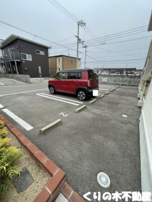 【駐車場】 | グランディール本町Ａ | 駐車場に車を止められます