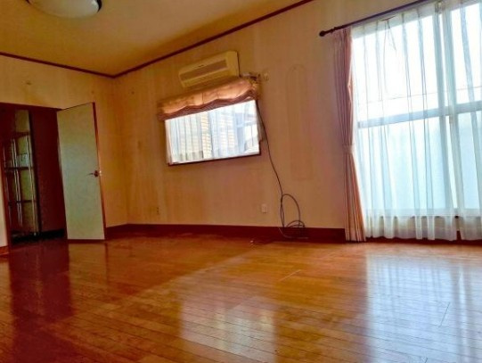 【中古】川越笠幡中古住宅の居間・リビング|ゆったりとした居間です