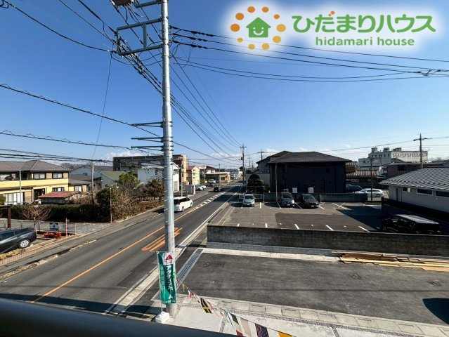 熊谷市万平町　第3　新築一戸建て　リーブルガーデン　04の前面道路含む現地写真|バルコニーからは周辺ののどかな風景が見渡せます！
お洗濯の合間に、外の空気を吸いながらリフレッシュするのにもぴったりのロケーションです♪