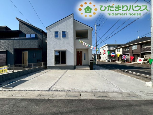 熊谷市万平町　第3　新築一戸建て　リーブルガーデン　04の駐車場|並列で3台お車を停められるスペースがあります。
急な来客があった際も安心ですね！