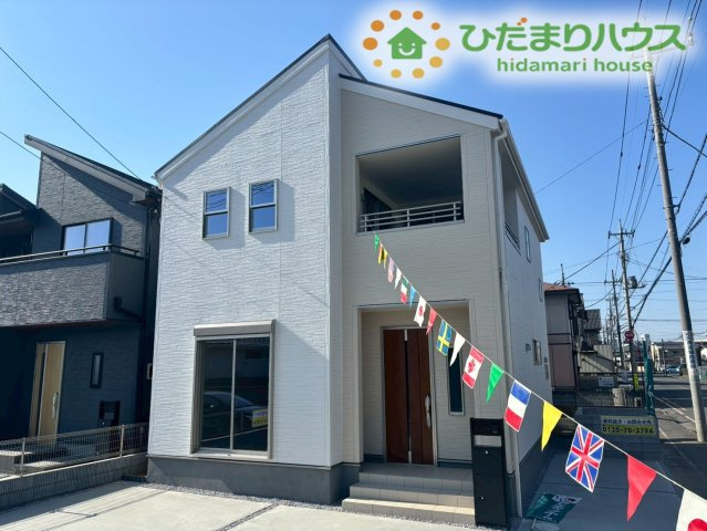 熊谷市万平町　第3　新築一戸建て　リーブルガーデン　04の外観|青空に映える明るい外観です！
周囲に高い建物がないため、開放感もしっかりと感じられる開放的な立地が自慢の住まいです！