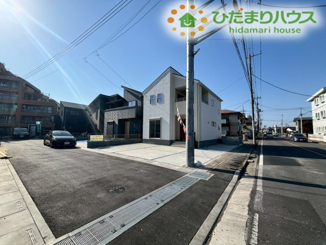 熊谷市万平町　第3　新築一戸建て　リーブルガーデン　04の前面道路含む現地写真|角地につき日当たり・通風良好◎
お車同士のすれ違いもスムーズに行える道幅があり、毎日の通勤やお出かけもストレスフリーです！