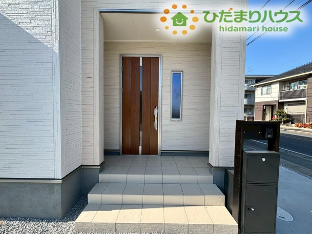 熊谷市万平町　第3　新築一戸建て　リーブルガーデン　04のエントランス|木目調のドアが温かく迎え入れてくれる玄関ポーチです！
屋根があるため、雨の日でも慌てず傘を差したり鍵を開けたりできます！
