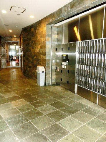 大阪市中央区南船場１丁目の賃貸マンションのエントランス