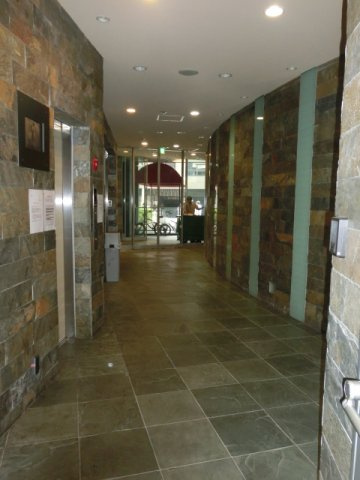 大阪市中央区南船場１丁目の賃貸マンションのエントランス