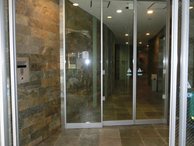 大阪市中央区南船場１丁目の賃貸マンションのエントランス