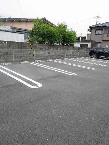 ルミナス名東　Ⅱの駐車場