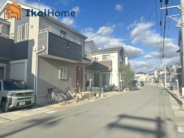 明石市二見町福里　中古戸建の前面道路含む現地写真|●年中無休：当日予約可●お車駐車スペースは最大3台！来客時も安心です。