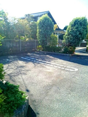 【駐車場】 | フレスクーラブリッサ | 駐車場完備です