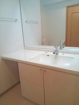 【洗面所】 | フレスクーラブリッサ | 明るい洗面所です