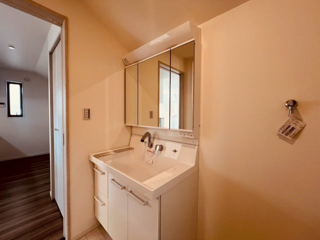 【洗面所】 | 練馬区高野台３丁目　新築戸建て　A号棟 | 【建築中】使い勝手が良く収納豊富な三面鏡タイプの洗面化粧台
