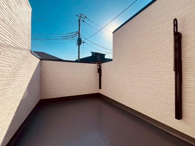 【バルコニー】 | 練馬区高野台３丁目　新築戸建て　A号棟 | 陽当り良く、多くの陽光が降り注ぐバルコニー