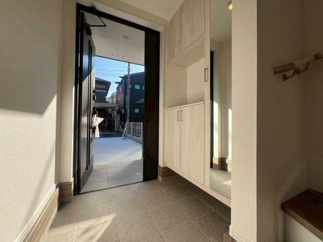 【玄関】 | 練馬区高野台３丁目　新築戸建て　A号棟 | 【建築中】訪れる人を優しく迎え安らぎに満ちた雰囲気の玄関