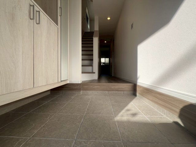 【玄関】 | 練馬区高野台３丁目　新築戸建て　A号棟 | 【建築中】上質感漂う玄関と廊下。充実した毎日を。