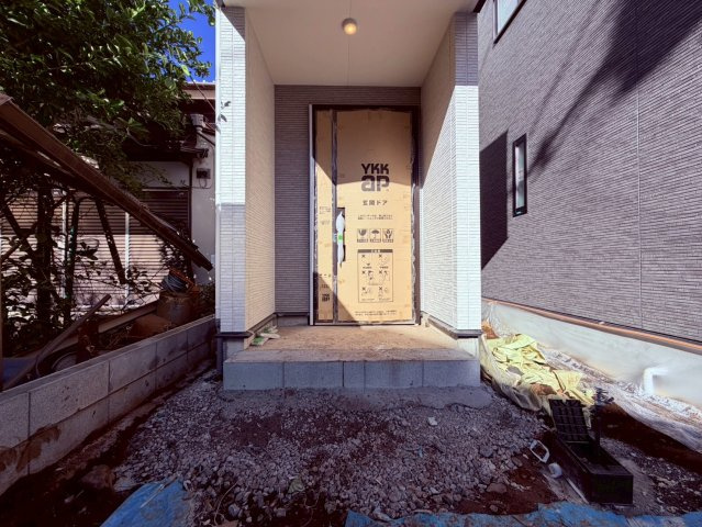 【エントランス】 | 練馬区高野台３丁目　新築戸建て　A号棟 | 【建築中】お住まいの始まりであり、すべてを迎え入れる玄関
