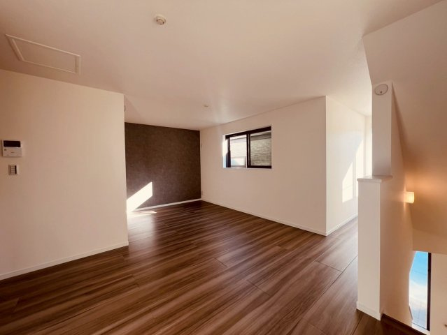 【居間・リビング】 | 練馬区高野台３丁目　新築戸建て　A号棟 | 【建築中】会話と美味しいごはんを楽しむ開放的な空間