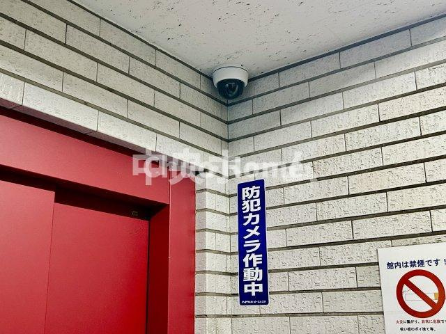 お花茶屋ダイヤモンドマンションの防犯設備|【防犯カメラ】何かあった時の大事な証拠になることももちろんなりますが、防犯というくらいですので大事なのは防犯カメラがあることによって抑止力につながることですよね。