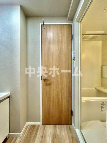 お花茶屋ダイヤモンドマンションの脱衣所|【洗面所】明るい洗面所は朝をすっきりさせてくれる空間です。バタバタしている忙しい朝でも収納が多い洗面台では短い時間で効率良く支度ができます。