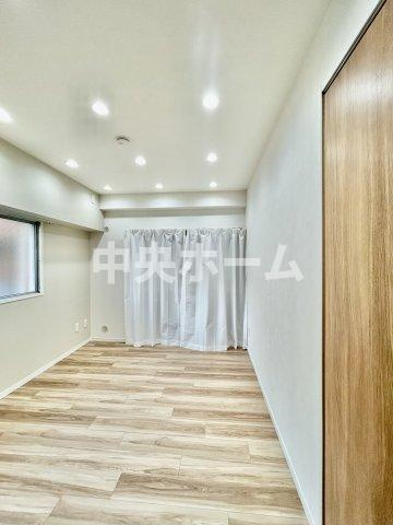 お花茶屋ダイヤモンドマンションの寝室|【寝室】心と体をゆったりと安らげる主寝室。寝室のゆとりが大きい分だけ、暮らしの安らぎは深まります。一日の疲れを癒すだけでなく、ご夫婦の親密な語らいを紡ぎ出します