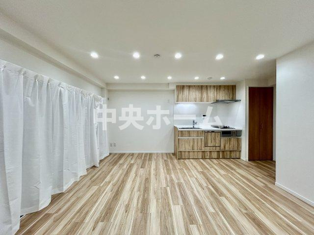 お花茶屋ダイヤモンドマンションの居間・リビング|【居間・リビング】「ＬＤＫは家族団らんをデザイン」広いＬＤＫでは家族が集まり一緒の時間を過ごせる工夫がされております。何気ない一日の当たり前のひとコマがいつか一生の宝物になります