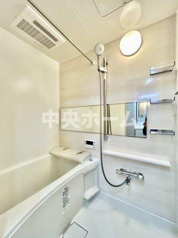 お花茶屋ダイヤモンドマンションの浴室|【バスルーム】暖房換気乾燥機付きシステムバスルーム。暖房・冷風・換気・乾燥など、毎日を快適に過ごせるうれしい機能が揃っています。雨の日の洗濯物も安心です。