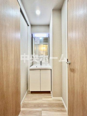 お花茶屋ダイヤモンドマンションの独立洗面台|【洗面化粧台】身だしなみを整えやすい事はもちろんですが、鏡の後ろに収納スペースを設ける事により、散らかりやすい洗面スペースをすっきりさせる事が出来るのも嬉しいですね