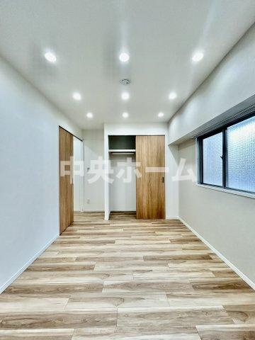 お花茶屋ダイヤモンドマンションの洋室|【洋室】快適に過ごす条件は、一人ひとり違います。だからこそ飾り過ぎないシンプルな内装と偏り過ぎないデザインで統一しております。居住していく中でオーナー様だけの【マイホーム】に創り上げて下さい