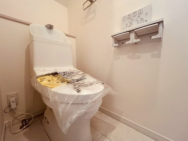 【トイレ】 | 練馬区高野台３丁目　新築戸建て　C号棟 | 【A号棟建築中】清潔感あるスッキリとしたプライベート空間