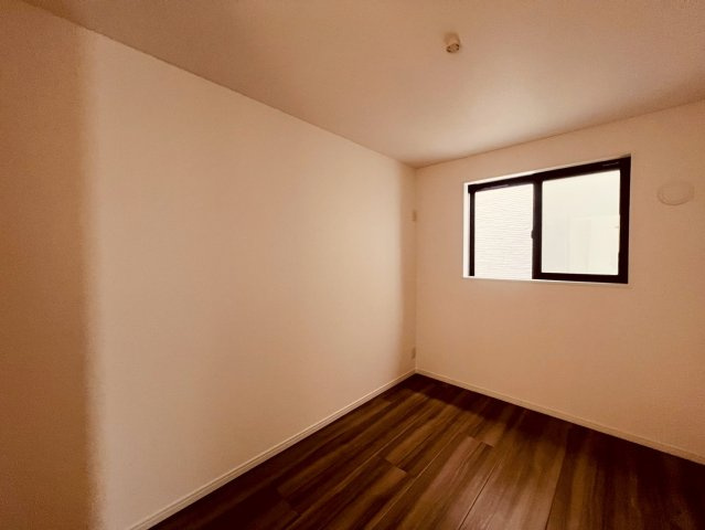 【洋室】 | 練馬区高野台３丁目　新築戸建て　C号棟 | 【A号棟建築中】上質仕様のゆとりある洋室で自分時間を充実